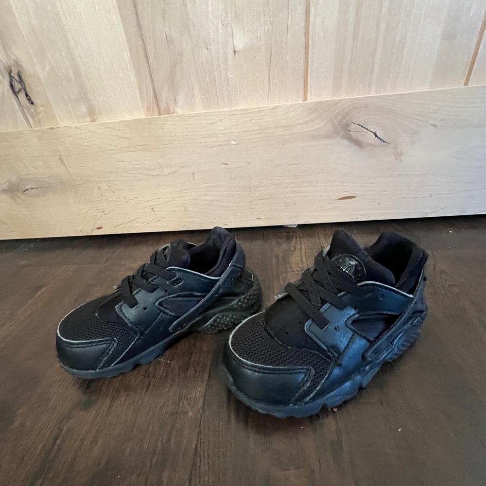 Nike Black Athletic Sneakers for toddlers - Picture 2 of 5